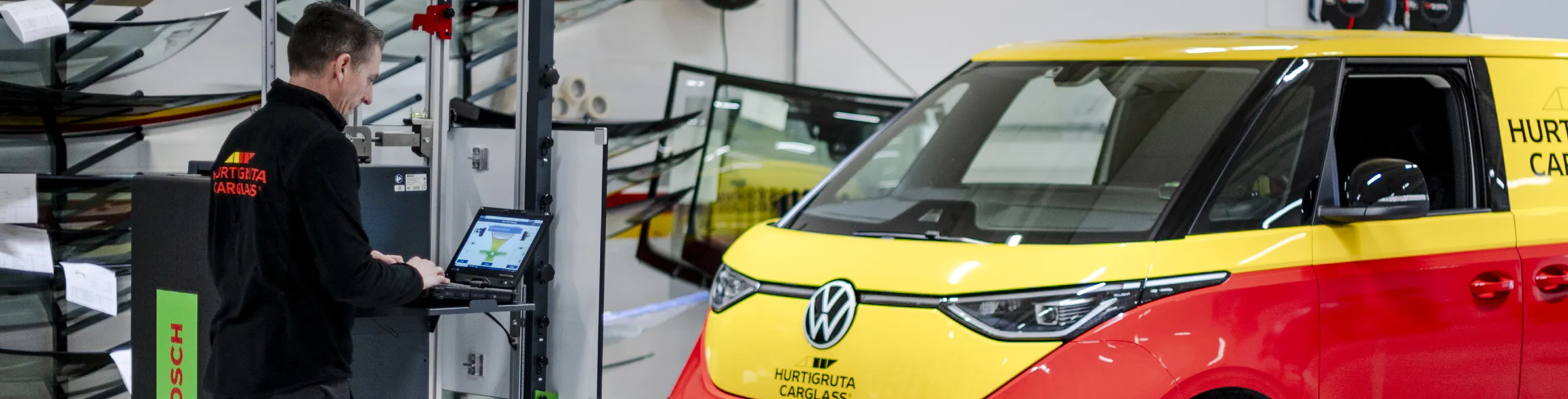  Tekniker kalibrerer bil etter frontrutebytte