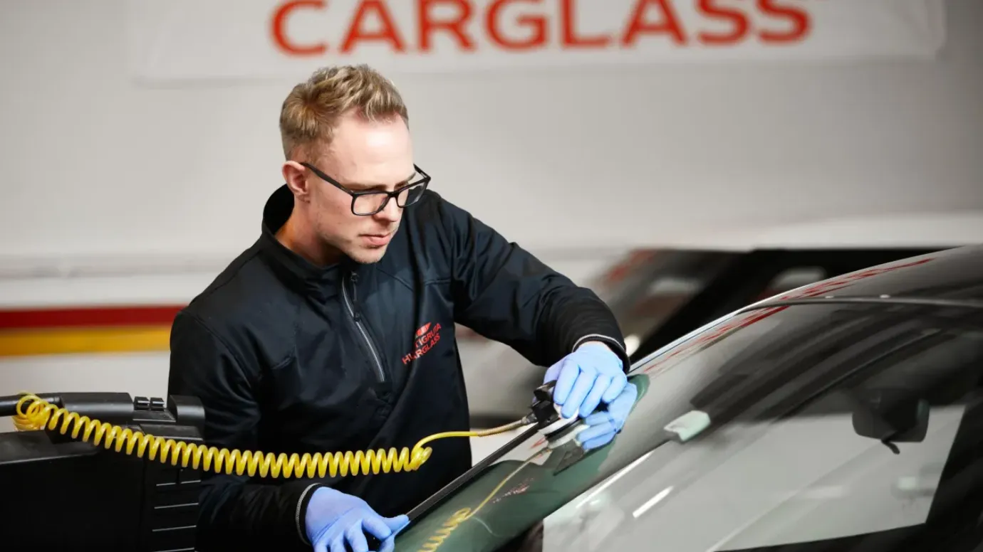 Tekniker reparerer frontrute på bil