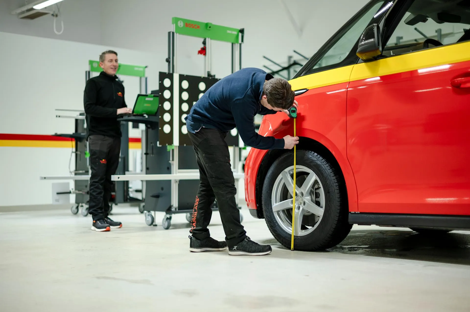 Tekniker kalibrerer bil etter frontrutebytte